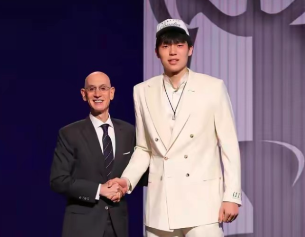 实盘配资网站论坛 杨瀚森创奇迹，成为NBA中国第一人，先看约基奇真有可能